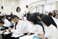 Tampak wajah serius para mahasiswa baru saat menandatangani kontrak ikatan kerja PLN. Dari 150 kuota yang tersedia, 109 mahasiswa resmi bergabung tahun ini setelah melalui seleksi ketat sesuai standar kualitas PLN.