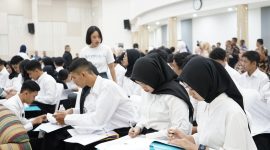 Tampak wajah serius para mahasiswa baru saat menandatangani kontrak ikatan kerja PLN. Dari 150 kuota yang tersedia, 109 mahasiswa resmi bergabung tahun ini setelah melalui seleksi ketat sesuai standar kualitas PLN.