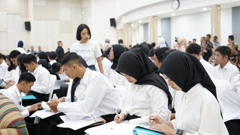Tampak wajah serius para mahasiswa baru saat menandatangani kontrak ikatan kerja PLN. Dari 150 kuota yang tersedia, 109 mahasiswa resmi bergabung tahun ini setelah melalui seleksi ketat sesuai standar kualitas PLN.