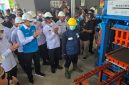 Menteri Imigrasi dan Pemasyarakatan (Imipas), Agus Andrianto (kiri), Direktur Jenderal Pemasyarakatan, Mashudi (ketiga dari kiri) dan Direktur Utama PLN, Darmawan Prasodjo (kedua dari kiri) menyaksikan proses pengolahan FABA menjadi paving block oleh warga binaan di workshop FABA Lapas Nusakambangan, Cilacap, Jawa Tengah, pada Selasa (9/9).