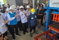 Menteri Imigrasi dan Pemasyarakatan (Imipas), Agus Andrianto (kiri), Direktur Jenderal Pemasyarakatan, Mashudi (ketiga dari kiri) dan Direktur Utama PLN, Darmawan Prasodjo (kedua dari kiri) menyaksikan proses pengolahan FABA menjadi paving block oleh warga binaan di workshop FABA Lapas Nusakambangan, Cilacap, Jawa Tengah, pada Selasa (9/9).