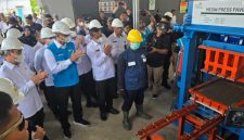 Menteri Imigrasi dan Pemasyarakatan (Imipas), Agus Andrianto (kiri), Direktur Jenderal Pemasyarakatan, Mashudi (ketiga dari kiri) dan Direktur Utama PLN, Darmawan Prasodjo (kedua dari kiri) menyaksikan proses pengolahan FABA menjadi paving block oleh warga binaan di workshop FABA Lapas Nusakambangan, Cilacap, Jawa Tengah, pada Selasa (9/9).