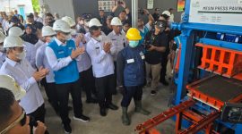 Menteri Imigrasi dan Pemasyarakatan (Imipas), Agus Andrianto (kiri), Direktur Jenderal Pemasyarakatan, Mashudi (ketiga dari kiri) dan Direktur Utama PLN, Darmawan Prasodjo (kedua dari kiri) menyaksikan proses pengolahan FABA menjadi paving block oleh warga binaan di workshop FABA Lapas Nusakambangan, Cilacap, Jawa Tengah, pada Selasa (9/9).