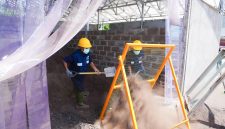 Para warga binaan Lapas Nusakambangan menyaring FABA sebelum dimasukkan ke dalam mesin press untuk diolah menjadi produk konstruksi bernilai ekonomi di Workshop FABA PLN, Nusakambangan.