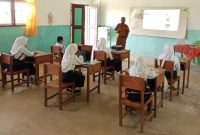 Dengan pasokan listrik yang andal dan bersih dari program SuperSun, pembelajaran di SMP Negeri Satu Atap Fitako di Pulau Dagasuli, Maluku Utara kini telah dapat menggunakan fasilitas proyektor dan laptop secara optimal.