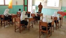 Dengan pasokan listrik yang andal dan bersih dari program SuperSun, pembelajaran di SMP Negeri Satu Atap Fitako di Pulau Dagasuli, Maluku Utara kini telah dapat menggunakan fasilitas proyektor dan laptop secara optimal.