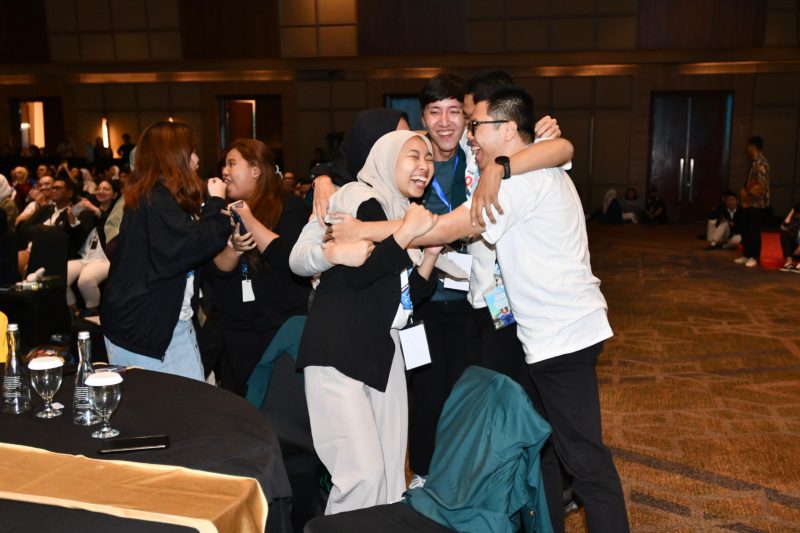 Tim Kampus ITB Pemenang Grand Final Energy Debate Championship meluapkan kegembiraan saat ajang Final National Pertamina Goes To Campus 2025 yang diselenggarakan di Ballroom Grha Pertamina, Jakarta pada Rabu (17/9/2025)
