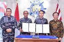 Penandatanganan PKS antara TNI AL yang diwakili Kadisfaslanal, Laksamana Pertama TNI Yusep Wildan (kedua dari kiri) dengan PLN yang diwakili GM PLN UID Jawa Timur, Ahmad Mustaqir (kedua dari kanan) disaksikan Direktur Retail dan Niaga PLN, Adi Priyanto (kanan) dan Asisten Logistik Kepala Staf Angkatan Laut, Laksamana Muda TNI Eko Sunarjanto (kiri) terkait layanan khusus jaringan listrik di Koarmada II pada Rabu (17/9) di Mabes TNI AL Cilangkap, Jakarta Timur.