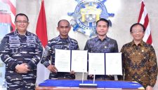 Penandatanganan PKS antara TNI AL yang diwakili Kadisfaslanal, Laksamana Pertama TNI Yusep Wildan (kedua dari kiri) dengan PLN yang diwakili GM PLN UID Jawa Timur, Ahmad Mustaqir (kedua dari kanan) disaksikan Direktur Retail dan Niaga PLN, Adi Priyanto (kanan) dan Asisten Logistik Kepala Staf Angkatan Laut, Laksamana Muda TNI Eko Sunarjanto (kiri) terkait layanan khusus jaringan listrik di Koarmada II pada Rabu (17/9) di Mabes TNI AL Cilangkap, Jakarta Timur.