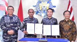 Penandatanganan PKS antara TNI AL yang diwakili Kadisfaslanal, Laksamana Pertama TNI Yusep Wildan (kedua dari kiri) dengan PLN yang diwakili GM PLN UID Jawa Timur, Ahmad Mustaqir (kedua dari kanan) disaksikan Direktur Retail dan Niaga PLN, Adi Priyanto (kanan) dan Asisten Logistik Kepala Staf Angkatan Laut, Laksamana Muda TNI Eko Sunarjanto (kiri) terkait layanan khusus jaringan listrik di Koarmada II pada Rabu (17/9) di Mabes TNI AL Cilangkap, Jakarta Timur.