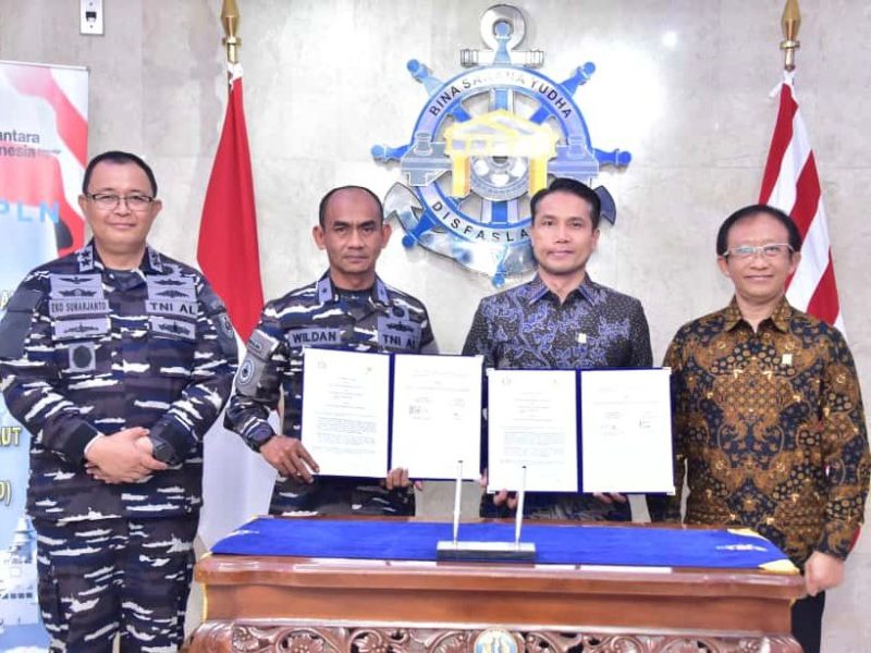 Penandatanganan PKS antara TNI AL yang diwakili Kadisfaslanal, Laksamana Pertama TNI Yusep Wildan (kedua dari kiri) dengan PLN yang diwakili GM PLN UID Jawa Timur, Ahmad Mustaqir (kedua dari kanan) disaksikan Direktur Retail dan Niaga PLN, Adi Priyanto (kanan) dan Asisten Logistik Kepala Staf Angkatan Laut, Laksamana Muda TNI Eko Sunarjanto (kiri) terkait layanan khusus jaringan listrik di Koarmada II pada Rabu (17/9) di Mabes TNI AL Cilangkap, Jakarta Timur.