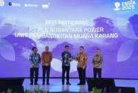 Senior Manager PLN Nusantara Power UP Muara Karang Kurniawan Dwi Hananto (batik biru) menerima  penghargaan Top Best 4 Participant ENSIA 2025 dari Wakil Menteri Lingkungan Hidup, Diaz Hendropriyono (batik kuning) pada Selasa (16/9) di Jakarta.