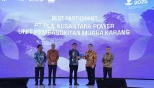Senior Manager PLN Nusantara Power UP Muara Karang Kurniawan Dwi Hananto (batik biru) menerima  penghargaan Top Best 4 Participant ENSIA 2025 dari Wakil Menteri Lingkungan Hidup, Diaz Hendropriyono (batik kuning) pada Selasa (16/9) di Jakarta.