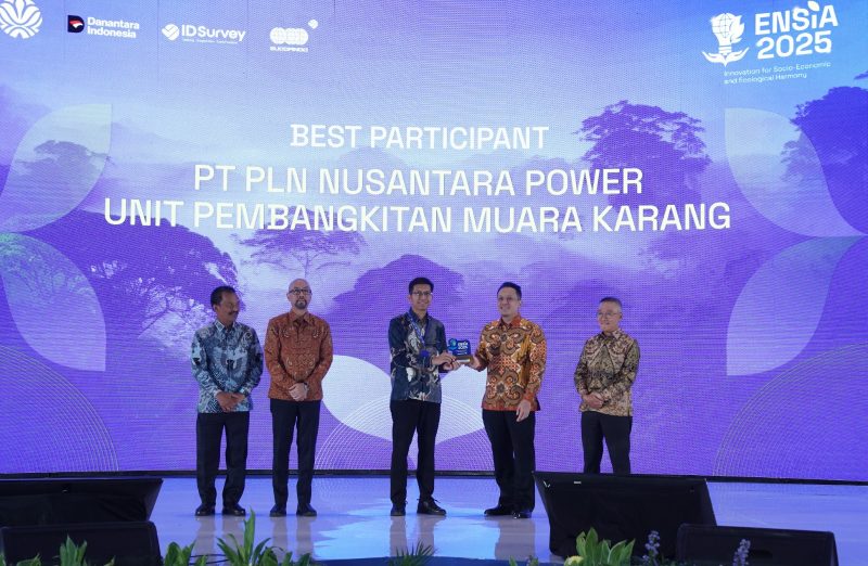 Senior Manager PLN Nusantara Power UP Muara Karang Kurniawan Dwi Hananto (batik biru) menerima  penghargaan Top Best 4 Participant ENSIA 2025 dari Wakil Menteri Lingkungan Hidup, Diaz Hendropriyono (batik kuning) pada Selasa (16/9) di Jakarta.