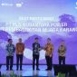 Senior Manager PLN Nusantara Power UP Muara Karang Kurniawan Dwi Hananto (batik biru) menerima  penghargaan Top Best 4 Participant ENSIA 2025 dari Wakil Menteri Lingkungan Hidup, Diaz Hendropriyono (batik kuning) pada Selasa (16/9) di Jakarta.