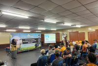 Para peternak dari wilayah sekitar PLTU  Tuban mengikuti sosialisasi pencegahan serta pengendalian penyakit mulut dan kuku (PMK) dan lumpy skin disease (LSD)  yang disampaikan oleh sejumlah ahli peternakan di di Gedung Akhlak UPTA, Kecamatan Jenu, Kabupaten Tuban.
