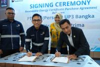 Disaksikan oleh General Manager PLN UIW Babel, Ira Savitri (dua dari kanan) dan General Manager Smelter PT MSP, Sungeng Riyadi (kiri), penandatanganan kesepakatan pembelian Renewable Energy Certificate (REC) dilakukan oleh  Manager PLN UP3 Bangka, Muhammad Taufik (kanan), dan Direktur Operasional PT Mitra Stania Prima, An Sudarno (dua dari kiri) pada kamis (18/9).