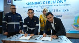 Disaksikan oleh General Manager PLN UIW Babel, Ira Savitri (dua dari kanan) dan General Manager Smelter PT MSP, Sungeng Riyadi (kiri), penandatanganan kesepakatan pembelian Renewable Energy Certificate (REC) dilakukan oleh  Manager PLN UP3 Bangka, Muhammad Taufik (kanan), dan Direktur Operasional PT Mitra Stania Prima, An Sudarno (dua dari kiri) pada kamis (18/9).