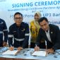 Disaksikan oleh General Manager PLN UIW Babel, Ira Savitri (dua dari kanan) dan General Manager Smelter PT MSP, Sungeng Riyadi (kiri), penandatanganan kesepakatan pembelian Renewable Energy Certificate (REC) dilakukan oleh  Manager PLN UP3 Bangka, Muhammad Taufik (kanan), dan Direktur Operasional PT Mitra Stania Prima, An Sudarno (dua dari kiri) pada kamis (18/9).