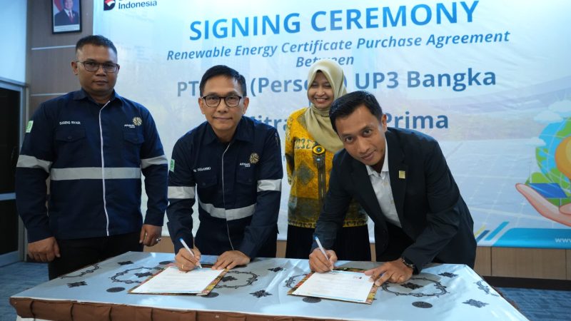 Disaksikan oleh General Manager PLN UIW Babel, Ira Savitri (dua dari kanan) dan General Manager Smelter PT MSP, Sungeng Riyadi (kiri), penandatanganan kesepakatan pembelian Renewable Energy Certificate (REC) dilakukan oleh  Manager PLN UP3 Bangka, Muhammad Taufik (kanan), dan Direktur Operasional PT Mitra Stania Prima, An Sudarno (dua dari kiri) pada kamis (18/9).