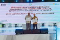 Direktur Utama PLN Nusantara Power Ruly Firmansyah (kanan) dan Direktur Utama PT Renikola Primer Energi Mohd Amran bin Mohd Yusof saat selesai penandatanganan MoU kerja sama pengembangan co-firing Bio CNG. Melalui kerja sama ini PLN Nusantara Power terus mendorong pemanfaatan limbah perkebunan kelapa sawit menjadi bahan bakar campuran pada unit pembangkit.