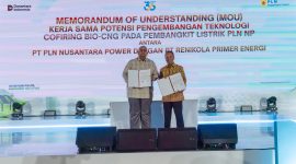 Direktur Utama PLN Nusantara Power Ruly Firmansyah (kanan) dan Direktur Utama PT Renikola Primer Energi Mohd Amran bin Mohd Yusof saat selesai penandatanganan MoU kerja sama pengembangan co-firing Bio CNG. Melalui kerja sama ini PLN Nusantara Power terus mendorong pemanfaatan limbah perkebunan kelapa sawit menjadi bahan bakar campuran pada unit pembangkit.