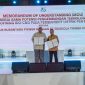 Direktur Utama PLN Nusantara Power Ruly Firmansyah (kanan) dan Direktur Utama PT Renikola Primer Energi Mohd Amran bin Mohd Yusof saat selesai penandatanganan MoU kerja sama pengembangan co-firing Bio CNG. Melalui kerja sama ini PLN Nusantara Power terus mendorong pemanfaatan limbah perkebunan kelapa sawit menjadi bahan bakar campuran pada unit pembangkit.