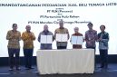 Disaksikan oleh Kepala Satuan Kerja Khusus Pelaksana Kegiatan Usaha Hulu Minyak dan Gas Bumi (SKK Migas), Djoko Siswanto (kedua dari kiri), Direktur Pembinaan Pengusahaan Ketenagalistrikan Ditjen Ketenagalistrikan KESDM, Havidh Nazif (kedua dari kanan), Direktur Retail dan Niaga PLN, Adi Prianto (kanan) dan Wakil Direktur Utama Pertamina, Oki Muraza (kiri), penandatanganan Perjanjian Jual Beli Tenaga Listrik (PJTBL) antara General Manager PLN Unit Induk Distribusi Riau dan Kepulauan Riau, Joni (ketiga dari kiri), Direktur Utama Pertamina Hulu Rokan, Ruby Mulyawan (tengah) dan Direktur Utama PLN MCTN, Junaidi Abdi (ketiga dari kanan).