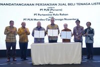 Disaksikan oleh Kepala Satuan Kerja Khusus Pelaksana Kegiatan Usaha Hulu Minyak dan Gas Bumi (SKK Migas), Djoko Siswanto (kedua dari kiri), Direktur Pembinaan Pengusahaan Ketenagalistrikan Ditjen Ketenagalistrikan KESDM, Havidh Nazif (kedua dari kanan), Direktur Retail dan Niaga PLN, Adi Prianto (kanan) dan Wakil Direktur Utama Pertamina, Oki Muraza (kiri), penandatanganan Perjanjian Jual Beli Tenaga Listrik (PJTBL) antara General Manager PLN Unit Induk Distribusi Riau dan Kepulauan Riau, Joni (ketiga dari kiri), Direktur Utama Pertamina Hulu Rokan, Ruby Mulyawan (tengah) dan Direktur Utama PLN MCTN, Junaidi Abdi (ketiga dari kanan).