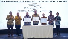 Disaksikan oleh Kepala Satuan Kerja Khusus Pelaksana Kegiatan Usaha Hulu Minyak dan Gas Bumi (SKK Migas), Djoko Siswanto (kedua dari kiri), Direktur Pembinaan Pengusahaan Ketenagalistrikan Ditjen Ketenagalistrikan KESDM, Havidh Nazif (kedua dari kanan), Direktur Retail dan Niaga PLN, Adi Prianto (kanan) dan Wakil Direktur Utama Pertamina, Oki Muraza (kiri), penandatanganan Perjanjian Jual Beli Tenaga Listrik (PJTBL) antara General Manager PLN Unit Induk Distribusi Riau dan Kepulauan Riau, Joni (ketiga dari kiri), Direktur Utama Pertamina Hulu Rokan, Ruby Mulyawan (tengah) dan Direktur Utama PLN MCTN, Junaidi Abdi (ketiga dari kanan).
