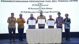 Disaksikan oleh Kepala Satuan Kerja Khusus Pelaksana Kegiatan Usaha Hulu Minyak dan Gas Bumi (SKK Migas), Djoko Siswanto (kedua dari kiri), Direktur Pembinaan Pengusahaan Ketenagalistrikan Ditjen Ketenagalistrikan KESDM, Havidh Nazif (kedua dari kanan), Direktur Retail dan Niaga PLN, Adi Prianto (kanan) dan Wakil Direktur Utama Pertamina, Oki Muraza (kiri), penandatanganan Perjanjian Jual Beli Tenaga Listrik (PJTBL) antara General Manager PLN Unit Induk Distribusi Riau dan Kepulauan Riau, Joni (ketiga dari kiri), Direktur Utama Pertamina Hulu Rokan, Ruby Mulyawan (tengah) dan Direktur Utama PLN MCTN, Junaidi Abdi (ketiga dari kanan).