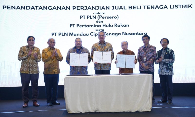 Disaksikan oleh Kepala Satuan Kerja Khusus Pelaksana Kegiatan Usaha Hulu Minyak dan Gas Bumi (SKK Migas), Djoko Siswanto (kedua dari kiri), Direktur Pembinaan Pengusahaan Ketenagalistrikan Ditjen Ketenagalistrikan KESDM, Havidh Nazif (kedua dari kanan), Direktur Retail dan Niaga PLN, Adi Prianto (kanan) dan Wakil Direktur Utama Pertamina, Oki Muraza (kiri), penandatanganan Perjanjian Jual Beli Tenaga Listrik (PJTBL) antara General Manager PLN Unit Induk Distribusi Riau dan Kepulauan Riau, Joni (ketiga dari kiri), Direktur Utama Pertamina Hulu Rokan, Ruby Mulyawan (tengah) dan Direktur Utama PLN MCTN, Junaidi Abdi (ketiga dari kanan).