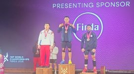 Prestasi membanggakan berhasil diukir atlet angkat besi putra kebanggaan Indonesia Rizki Juniansyah yang berhasil meraih dua medali emas kelas 79 kg pada IWF World Championship 2025 di Forde, Norwegia pada 6 Oktober 2025.(foto:istimewa)
