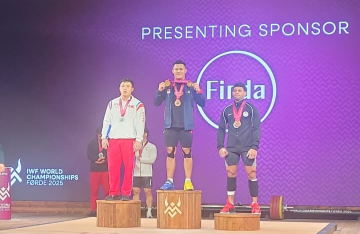 Prestasi membanggakan berhasil diukir atlet angkat besi putra kebanggaan Indonesia Rizki Juniansyah yang berhasil meraih dua medali emas kelas 79 kg pada IWF World Championship 2025 di Forde, Norwegia pada 6 Oktober 2025.(foto:istimewa)