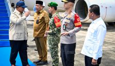 Presiden Prabowo Subianto tiba di Bandar Udara Depati Amir, Kabupaten Bangka Tengah, Provinsi Kepulauan Bangka Belitung, pada Senin, 6 Oktober 2025. (Foto: BPMI Setpres)