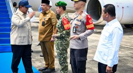 Presiden Prabowo Subianto tiba di Bandar Udara Depati Amir, Kabupaten Bangka Tengah, Provinsi Kepulauan Bangka Belitung, pada Senin, 6 Oktober 2025. (Foto: BPMI Setpres)