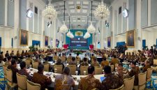 Presiden Prabowo Subianto menyampaikan pengantar dalam Sidang Kabinet Paripurna (SKP) yang digelar di Istana Negara, Jakarta, pada Senin, 20 Oktober 2025. (Foto: BPMI Setpres)