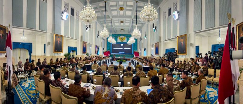 Presiden Prabowo Subianto menyampaikan pengantar dalam Sidang Kabinet Paripurna (SKP) yang digelar di Istana Negara, Jakarta, pada Senin, 20 Oktober 2025. (Foto: BPMI Setpres)