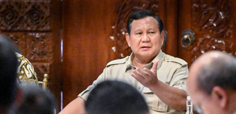 Presiden Prabowo Subianto memimpin pertemuan yang dihadiri oleh Wakil Presiden RI Gibran Rakabuming beserta sejumlah menteri Kabinet Merah Putih, di Kertanegara, Jakarta, pada Minggu, 12 Oktober 2025. (Foto: BPMI Setpres)