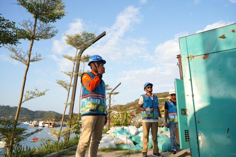 Petugas PLN siaga di berbagai lokasi strategis guna memastikan pasokan listrik andal untuk mendukung terselenggaranya rangkaian agenda HAPUA meetings ke-41 di Labuan Bajo, Kabupaten Manggarai Barat, Nusa Tenggara Timur, pada 29 September hingga 3 Oktober 2025.