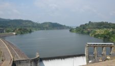 Tampilan Waduk Saguling sebagai lokasi PLTS Terapung Saguling yang diproyeksikan mampu menghasilkan lebih dari 130 Gigawatt hour (GWh) listrik per tahun. Jumlah tersebut cukup untuk memenuhi kebutuhan energi sekitar 24.000 rumah tangga sekaligus mengurangi emisi karbon hingga 104.000 ton CO₂ per tahun. Pembangkit ini ditargetkan akan beroperasi secara komersial pada November 2026.