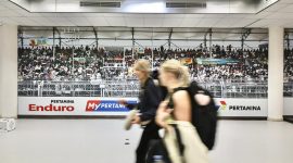 Wisatawan Mancanegara mulai berdatangan menjelang gelaran MotoGP Pertamina Grand Prix of Indonesia 2025 di Bandara Zainuddin Abdul Madjid (BIZAM), Lombok, Nusa Tenggara Barat, Kamis (2/10/2025).