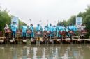 Direktur MHC & Administrasi PLN NP TB Ari Wibawa Mukti, Dirjend PDASRH Kementerian Kehutanan Ir. Dyah Murtiningsih, M.Hum, Direktur MKIT PLN (Persero) Rizal Calvary Marimbo,  Menteri Lingkungan Hidup / Ka. Badan Pengelola Lingkungan Hidup RI Dr. Hanif Faisol Nurofiq, Dirut PLN NP Ruly Firmansyah, Deputi Bidang TLHSDAB BPLH RI Sigit Reliantoro, MSC, Direktur Operasi Pembangkit Gas PLN NP Komang Parmita, dan Kepala BKSDA Jakarta Didid Sulastiyo, S.HUT, MSI mengangkat bibit mangrove sebelum ditanam pada lubang persemaian. (foto dari kiri ke kanan)