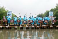 Direktur MHC & Administrasi PLN NP TB Ari Wibawa Mukti, Dirjend PDASRH Kementerian Kehutanan Ir. Dyah Murtiningsih, M.Hum, Direktur MKIT PLN (Persero) Rizal Calvary Marimbo,  Menteri Lingkungan Hidup / Ka. Badan Pengelola Lingkungan Hidup RI Dr. Hanif Faisol Nurofiq, Dirut PLN NP Ruly Firmansyah, Deputi Bidang TLHSDAB BPLH RI Sigit Reliantoro, MSC, Direktur Operasi Pembangkit Gas PLN NP Komang Parmita, dan Kepala BKSDA Jakarta Didid Sulastiyo, S.HUT, MSI mengangkat bibit mangrove sebelum ditanam pada lubang persemaian. (foto dari kiri ke kanan)