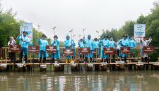 Direktur MHC & Administrasi PLN NP TB Ari Wibawa Mukti, Dirjend PDASRH Kementerian Kehutanan Ir. Dyah Murtiningsih, M.Hum, Direktur MKIT PLN (Persero) Rizal Calvary Marimbo,  Menteri Lingkungan Hidup / Ka. Badan Pengelola Lingkungan Hidup RI Dr. Hanif Faisol Nurofiq, Dirut PLN NP Ruly Firmansyah, Deputi Bidang TLHSDAB BPLH RI Sigit Reliantoro, MSC, Direktur Operasi Pembangkit Gas PLN NP Komang Parmita, dan Kepala BKSDA Jakarta Didid Sulastiyo, S.HUT, MSI mengangkat bibit mangrove sebelum ditanam pada lubang persemaian. (foto dari kiri ke kanan)