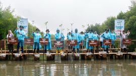 Direktur MHC & Administrasi PLN NP TB Ari Wibawa Mukti, Dirjend PDASRH Kementerian Kehutanan Ir. Dyah Murtiningsih, M.Hum, Direktur MKIT PLN (Persero) Rizal Calvary Marimbo,  Menteri Lingkungan Hidup / Ka. Badan Pengelola Lingkungan Hidup RI Dr. Hanif Faisol Nurofiq, Dirut PLN NP Ruly Firmansyah, Deputi Bidang TLHSDAB BPLH RI Sigit Reliantoro, MSC, Direktur Operasi Pembangkit Gas PLN NP Komang Parmita, dan Kepala BKSDA Jakarta Didid Sulastiyo, S.HUT, MSI mengangkat bibit mangrove sebelum ditanam pada lubang persemaian. (foto dari kiri ke kanan)