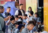 Berita Foto: Jakarta, 3 Oktober 2025 – PLN Icon Plus menunjukkan komitmennya dalam mendukung dunia pendidikan dengan menyalurkan bantuan kepada siswa-siswi SDN 1 Kuningan Barat. Kegiatan ini dilaksanakan sebagai bagian dari rangkaian perayaan Hari Ulang Tahun (HUT) PLN Icon Plus yang ke-25.

​Bantuan yang diberikan berupa laptop, dan tas sekolah yang diserahkan langsung oleh Direktur Utama PLN Icon Plus Chipta Perdana kepada pihak sekolah dan siswa secara simbolis.