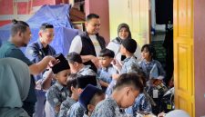 Berita Foto: Jakarta, 3 Oktober 2025 – PLN Icon Plus menunjukkan komitmennya dalam mendukung dunia pendidikan dengan menyalurkan bantuan kepada siswa-siswi SDN 1 Kuningan Barat. Kegiatan ini dilaksanakan sebagai bagian dari rangkaian perayaan Hari Ulang Tahun (HUT) PLN Icon Plus yang ke-25.

​Bantuan yang diberikan berupa laptop, dan tas sekolah yang diserahkan langsung oleh Direktur Utama PLN Icon Plus Chipta Perdana kepada pihak sekolah dan siswa secara simbolis.