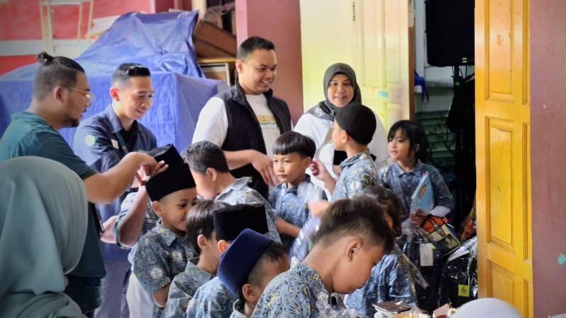 Berita Foto: Jakarta, 3 Oktober 2025 – PLN Icon Plus menunjukkan komitmennya dalam mendukung dunia pendidikan dengan menyalurkan bantuan kepada siswa-siswi SDN 1 Kuningan Barat. Kegiatan ini dilaksanakan sebagai bagian dari rangkaian perayaan Hari Ulang Tahun (HUT) PLN Icon Plus yang ke-25.

​Bantuan yang diberikan berupa laptop, dan tas sekolah yang diserahkan langsung oleh Direktur Utama PLN Icon Plus Chipta Perdana kepada pihak sekolah dan siswa secara simbolis.