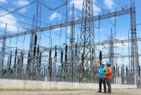 Ilustrasi pegawai PLN saat sedang melakukan pengecekan berkala di gardu induk.